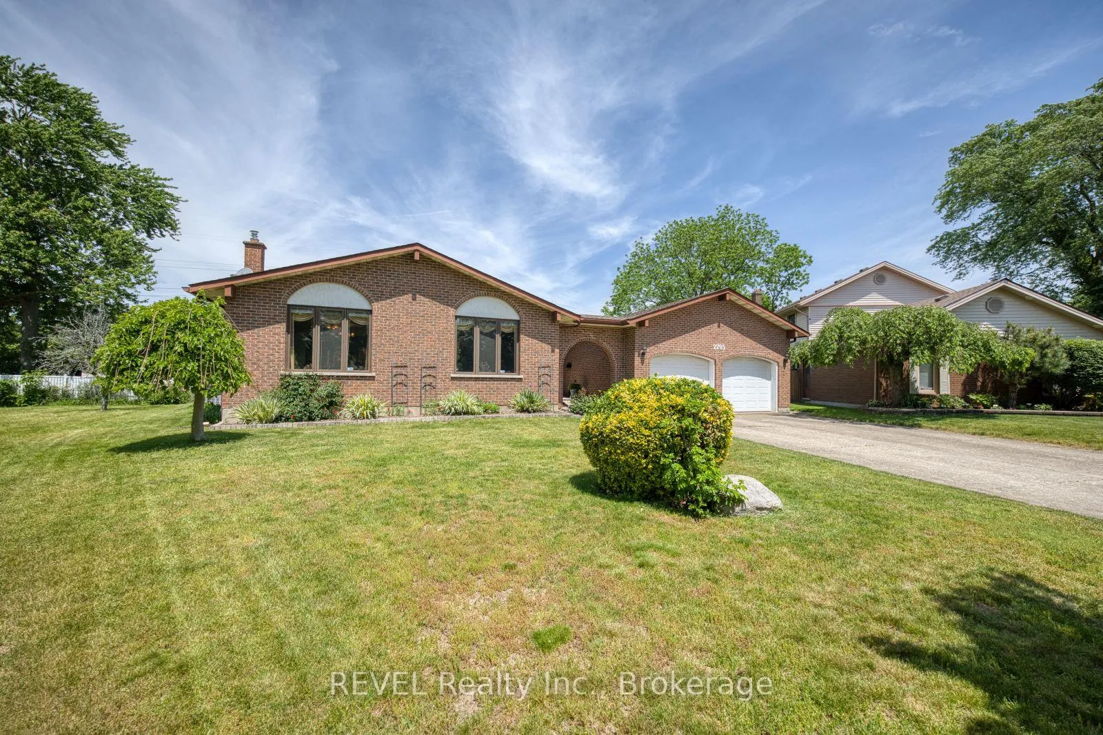 Photo 2 of 2795 Solar Crescent, Niagara Falls, Stamford — HOMEH