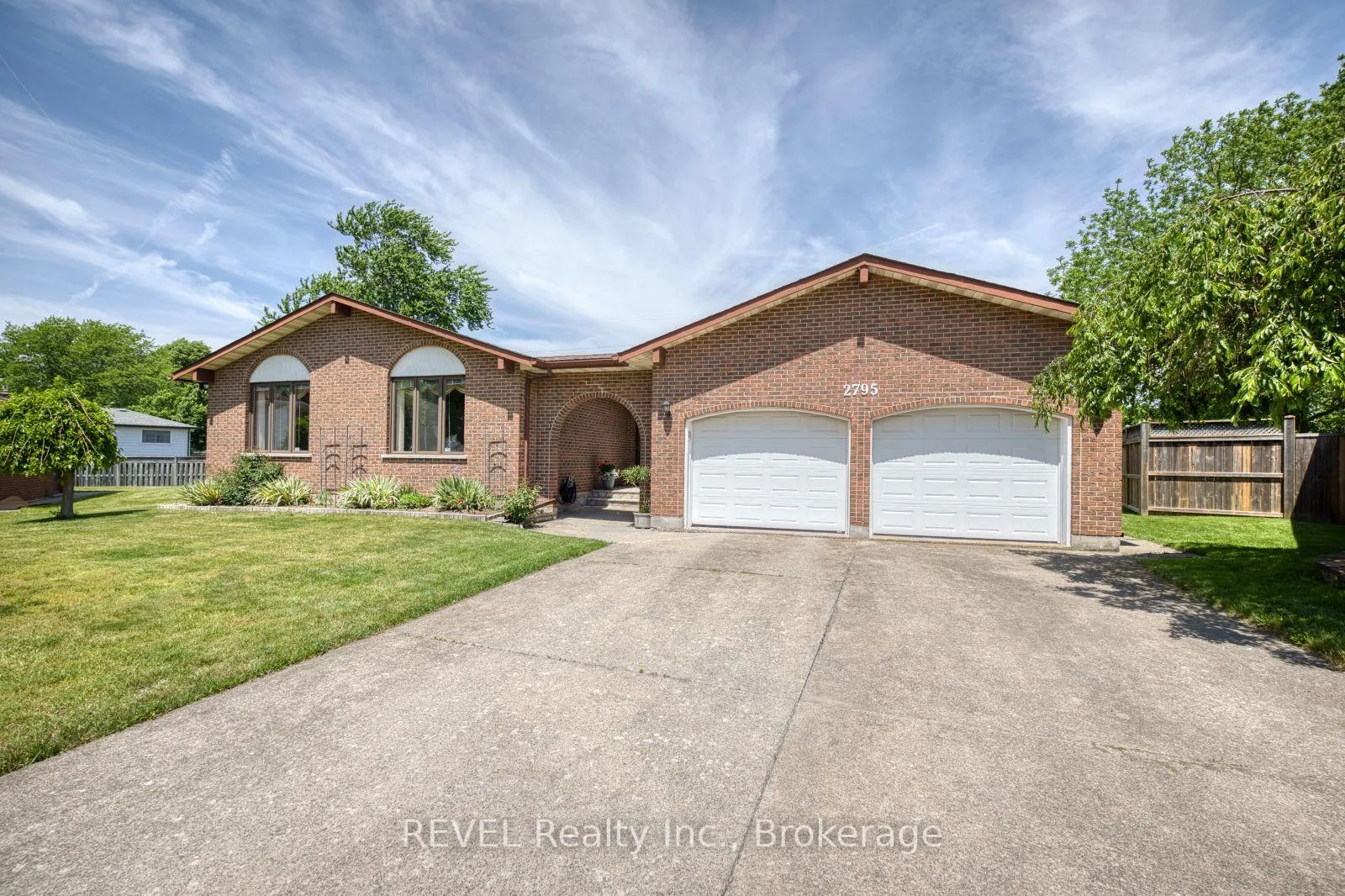 Photo 3 of 2795 Solar Crescent, Niagara Falls, Stamford — HOMEH