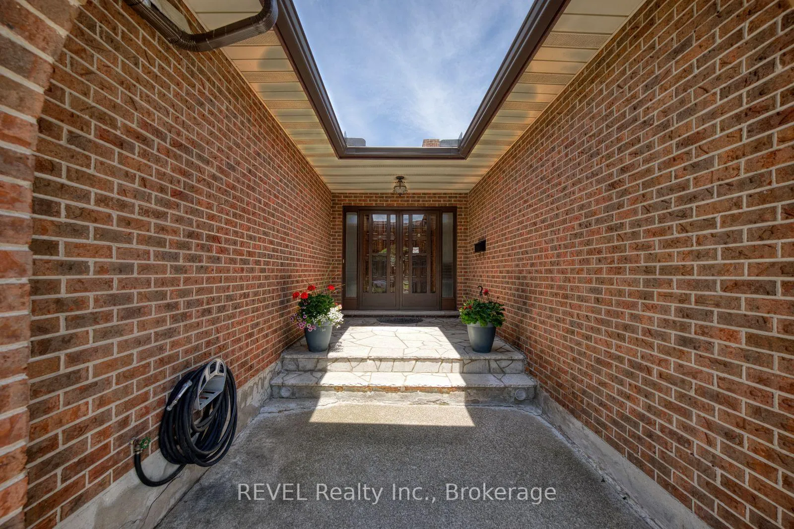 Photo 4 of 2795 Solar Crescent, Niagara Falls, Stamford — HOMEH