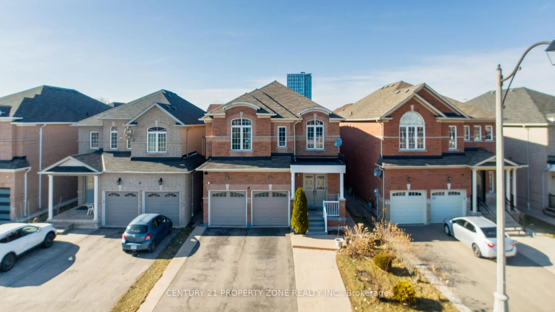 Photo 2 of 43 Alice Springs Crescent, Brampton, Credit Valley — HOMEH
