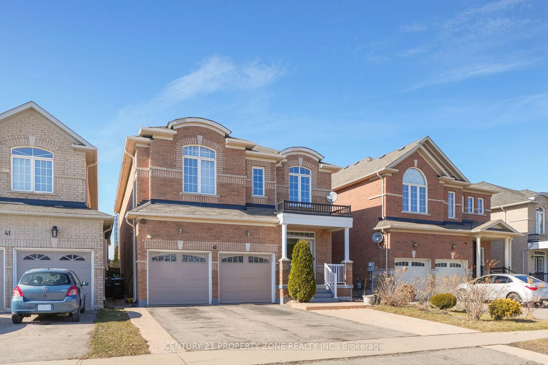 Photo 3 of 43 Alice Springs Crescent, Brampton, Credit Valley — HOMEH