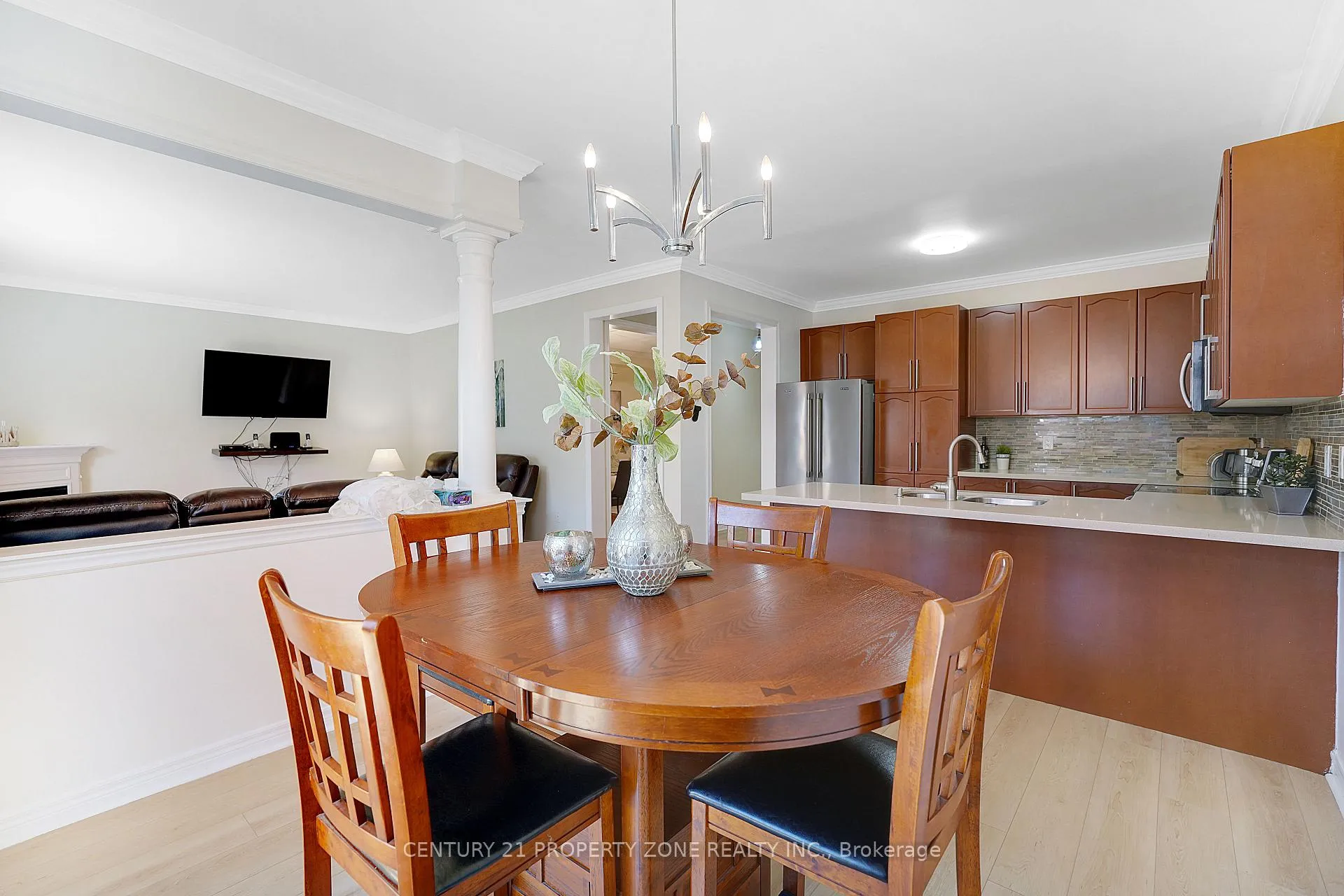 Photo 12 of 43 Alice Springs Crescent, Brampton, Credit Valley — HOMEH