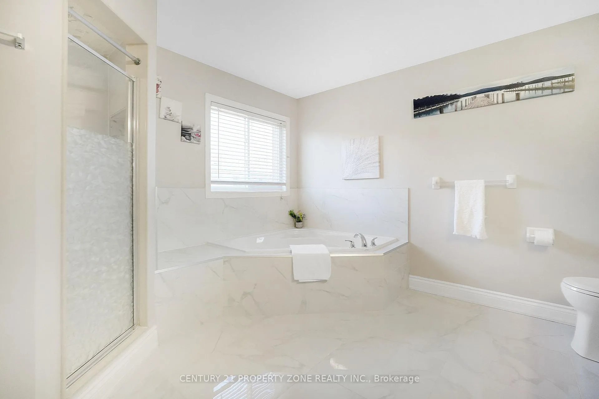 Photo 20 of 43 Alice Springs Crescent, Brampton, Credit Valley — HOMEH