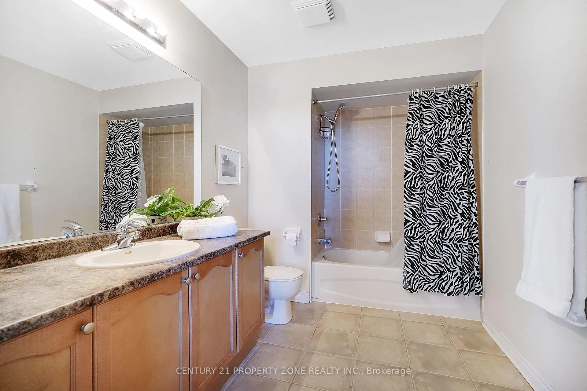 Photo 23 of 43 Alice Springs Crescent, Brampton, Credit Valley — HOMEH
