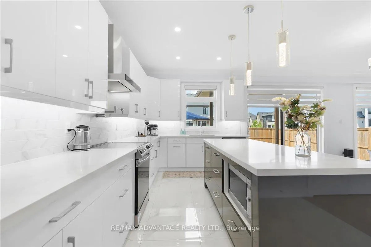 Photo 10 of 3359 Regiment Road, London, South V — HOMEH