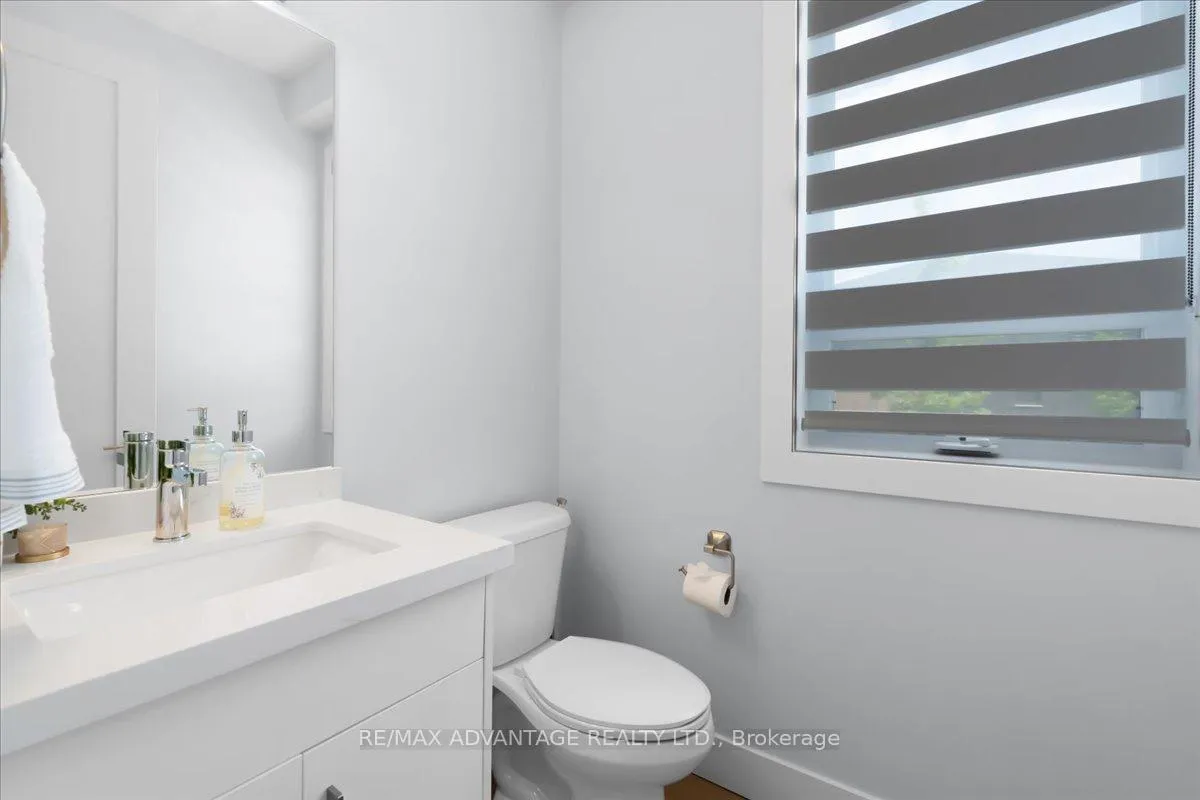 Photo 12 of 3359 Regiment Road, London, South V — HOMEH
