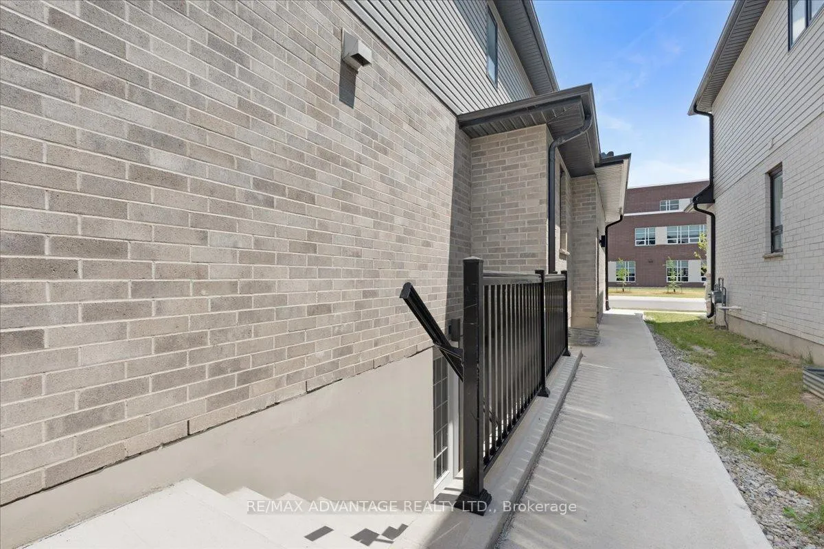 Photo 23 of 3359 Regiment Road, London, South V — HOMEH