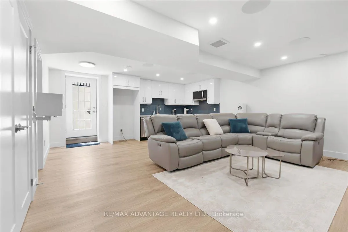 Photo 24 of 3359 Regiment Road, London, South V — HOMEH