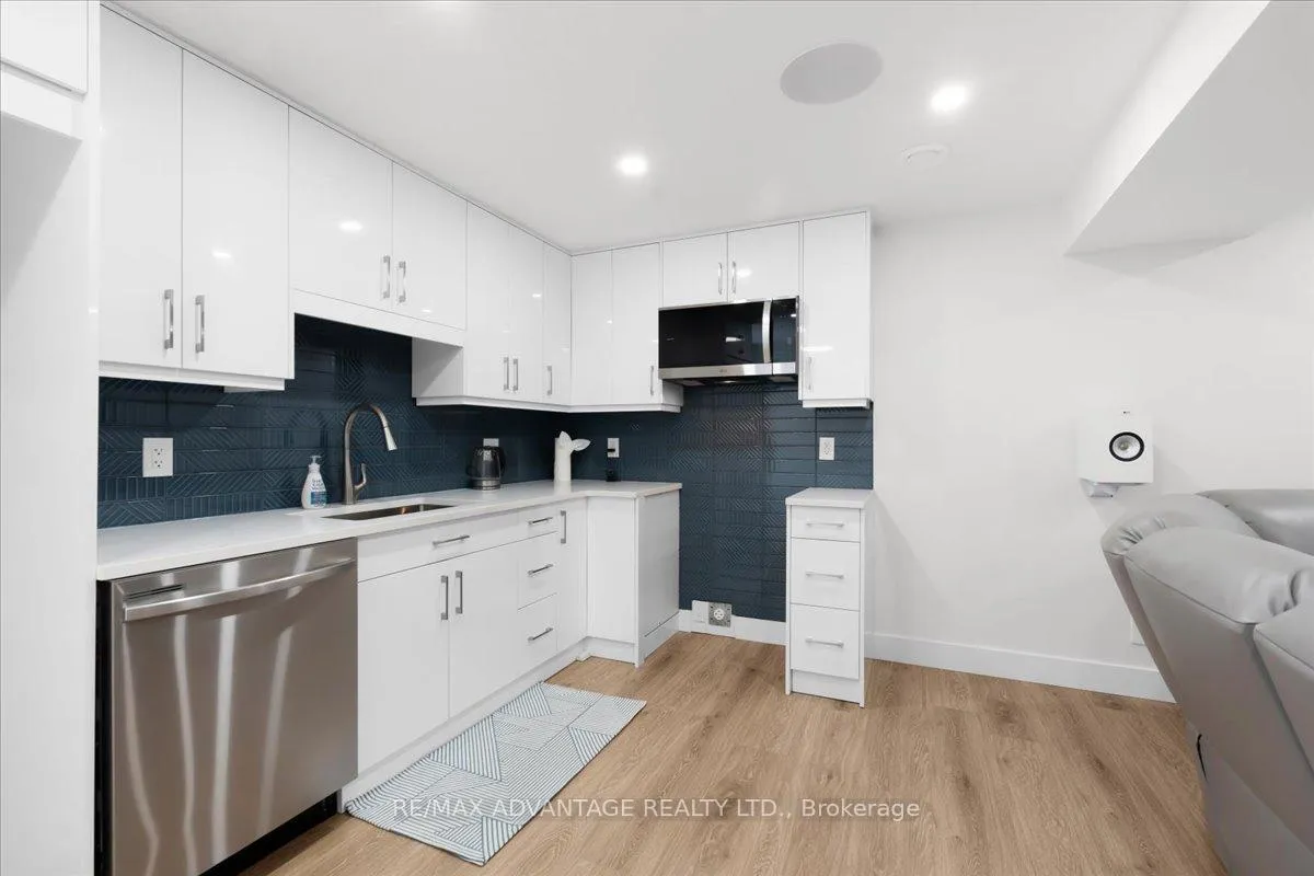 Photo 26 of 3359 Regiment Road, London, South V — HOMEH