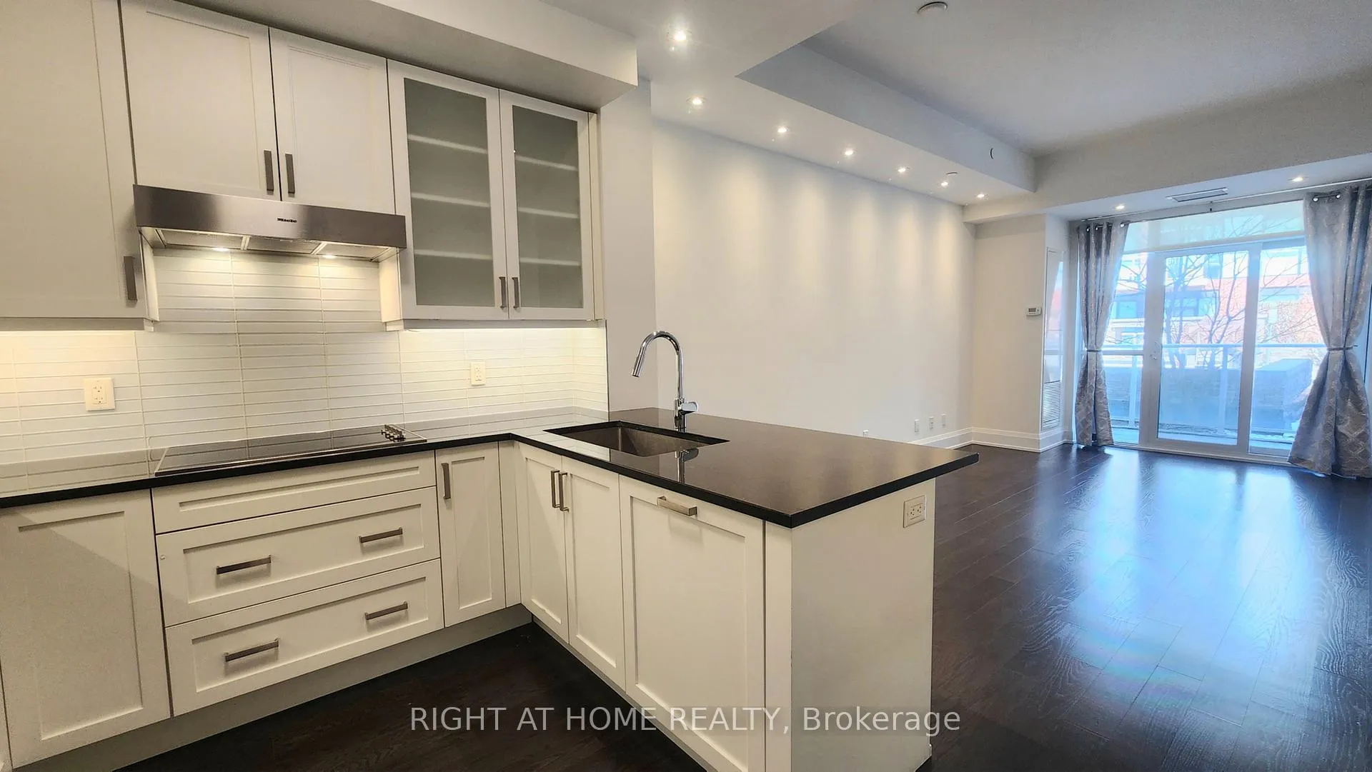 Photo 10 of Unit 210, 20 Fred Varley Drive, Markham, Unionville — HOMEH