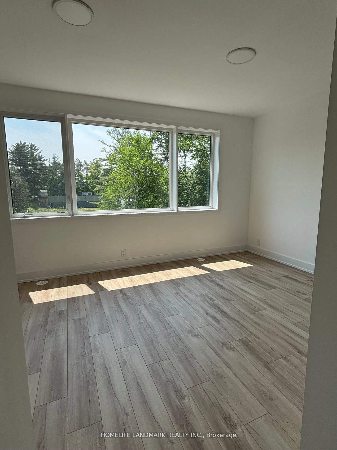 Photo 5 of 17 Chestnut Court, Aurora, Rural Aurora — HOMEH