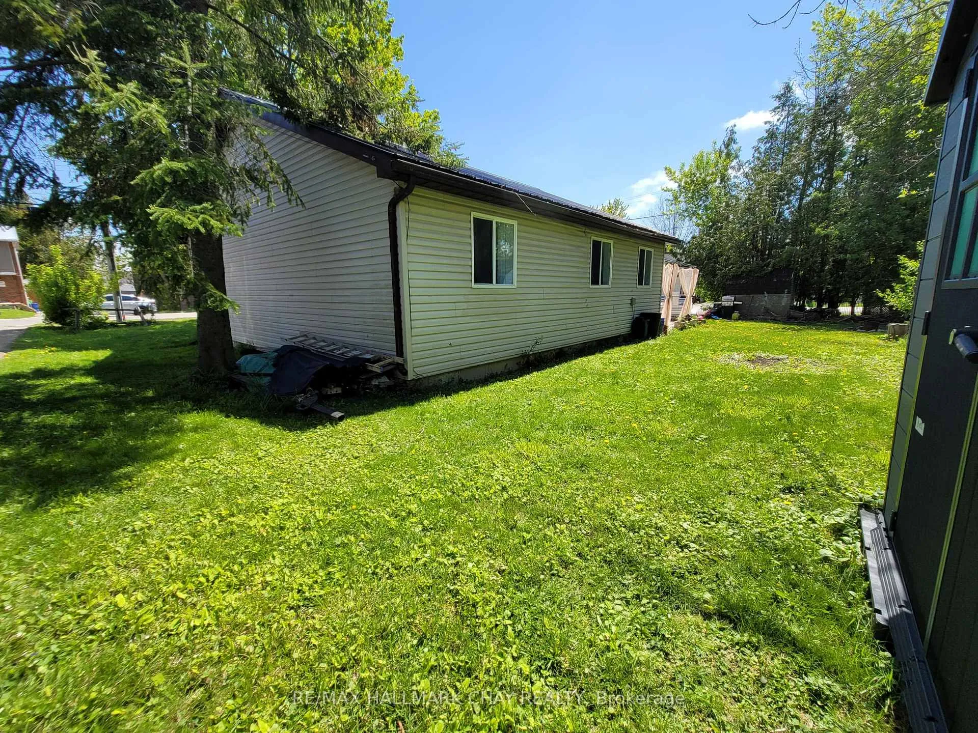Photo 2 of 405 Forest Avenue S, Orillia — HOMEH