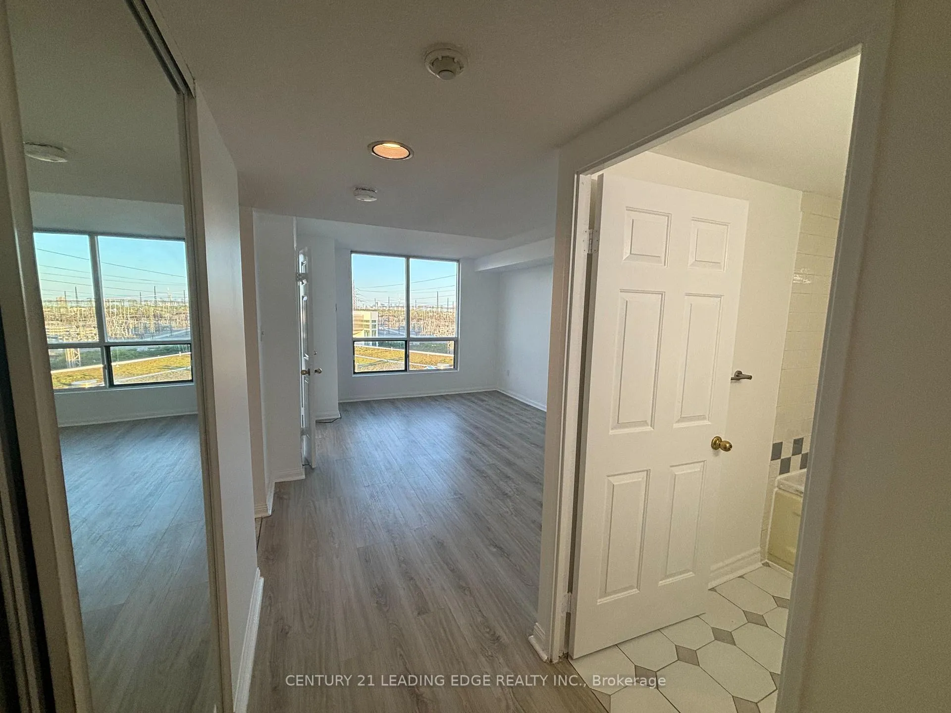 Photo 6 of Unit 405, 101 Subway Crescent, Etobicoke, Islington-City Centre West — HOMEH