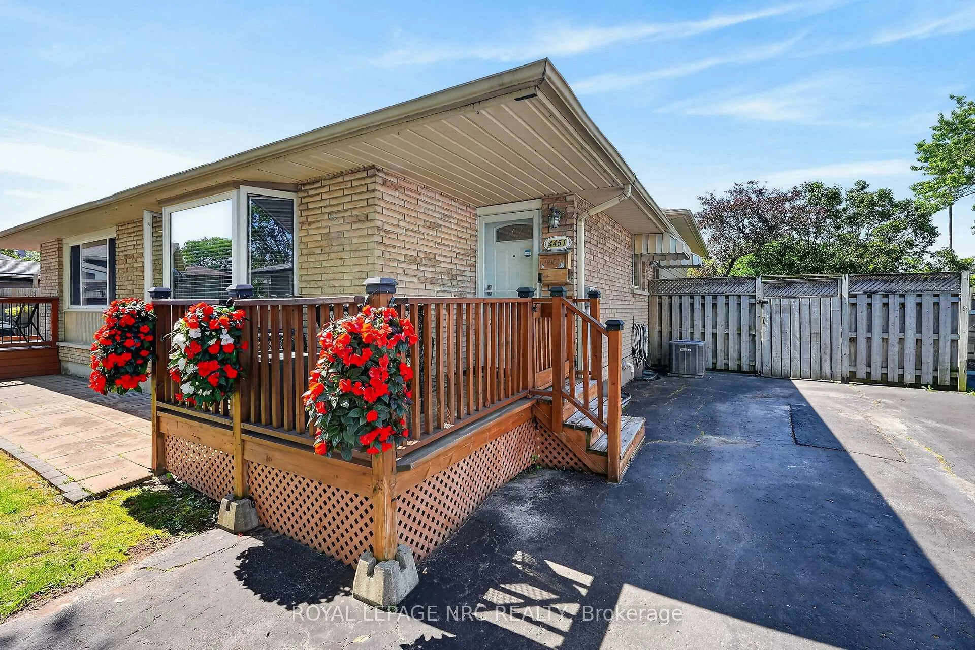 Photo 2 of 4451 Meadowvale Drive, Niagara Falls, Morrison — HOMEH