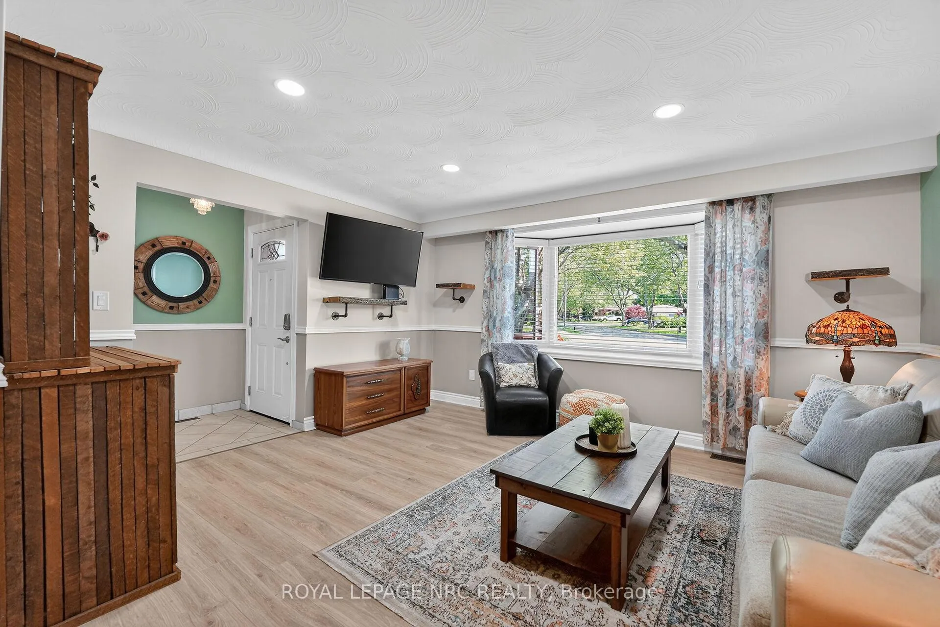 Photo 4 of 4451 Meadowvale Drive, Niagara Falls, Morrison — HOMEH