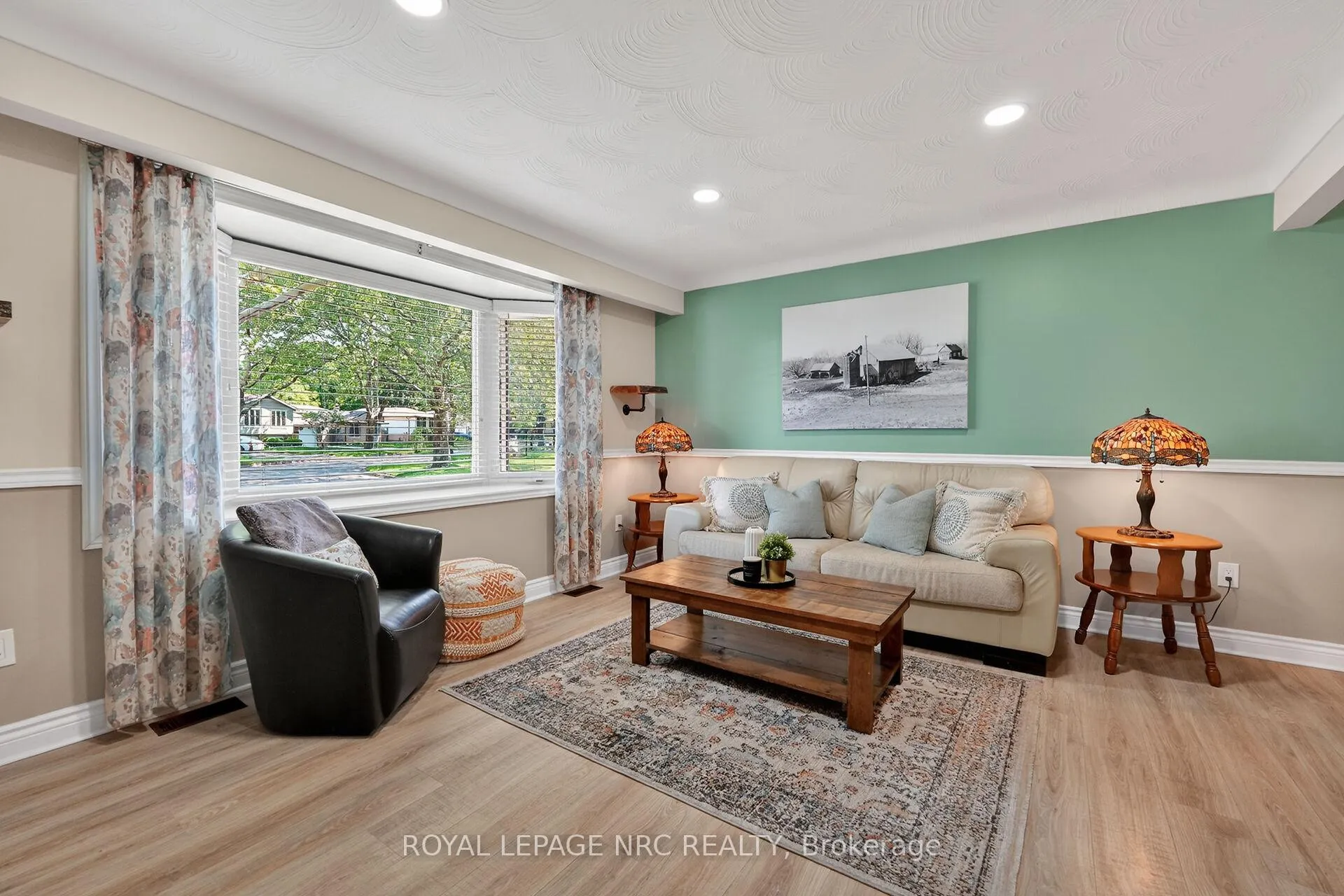 Photo 5 of 4451 Meadowvale Drive, Niagara Falls, Morrison — HOMEH