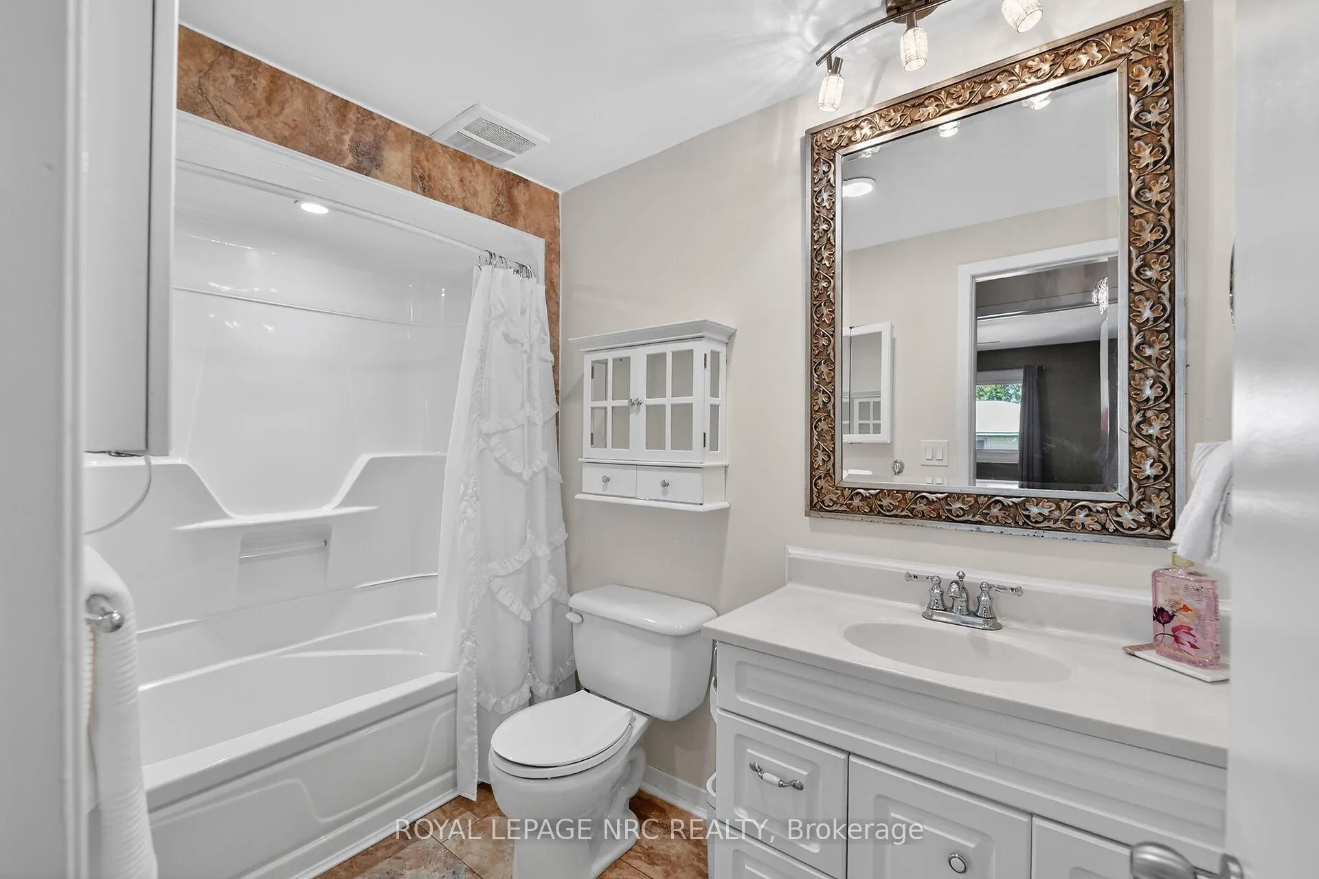 Photo 15 of 4451 Meadowvale Drive, Niagara Falls, Morrison — HOMEH