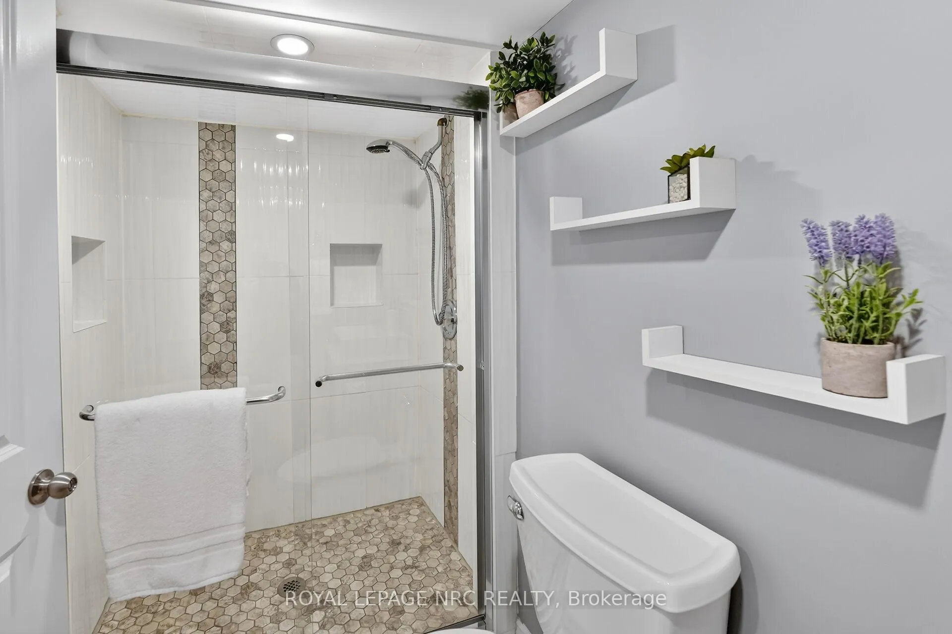 Photo 24 of 4451 Meadowvale Drive, Niagara Falls, Morrison — HOMEH
