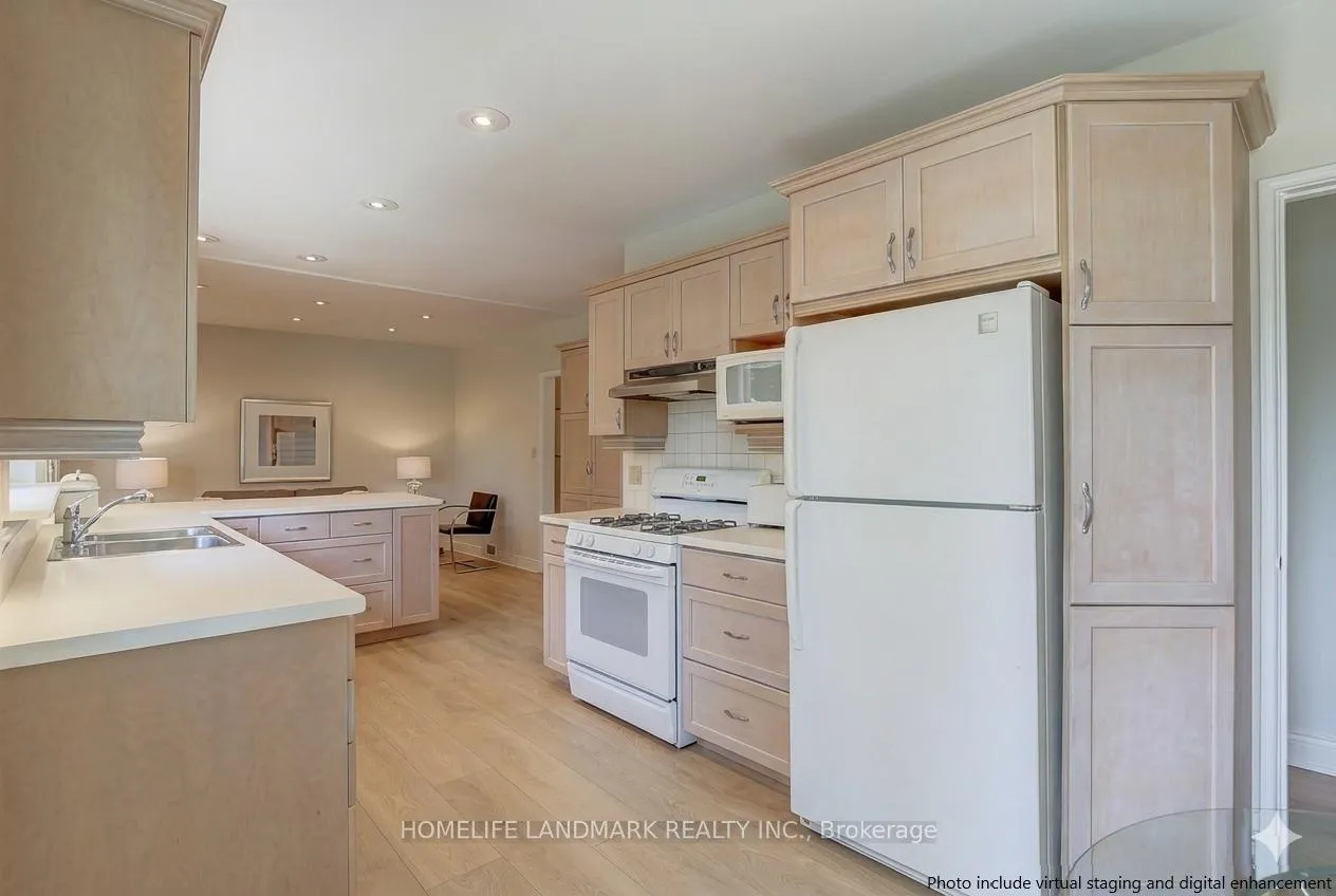 Photo 7 of 79 Anglesey Boulevard, Etobicoke, Edenbridge-Humber Valley — HOMEH
