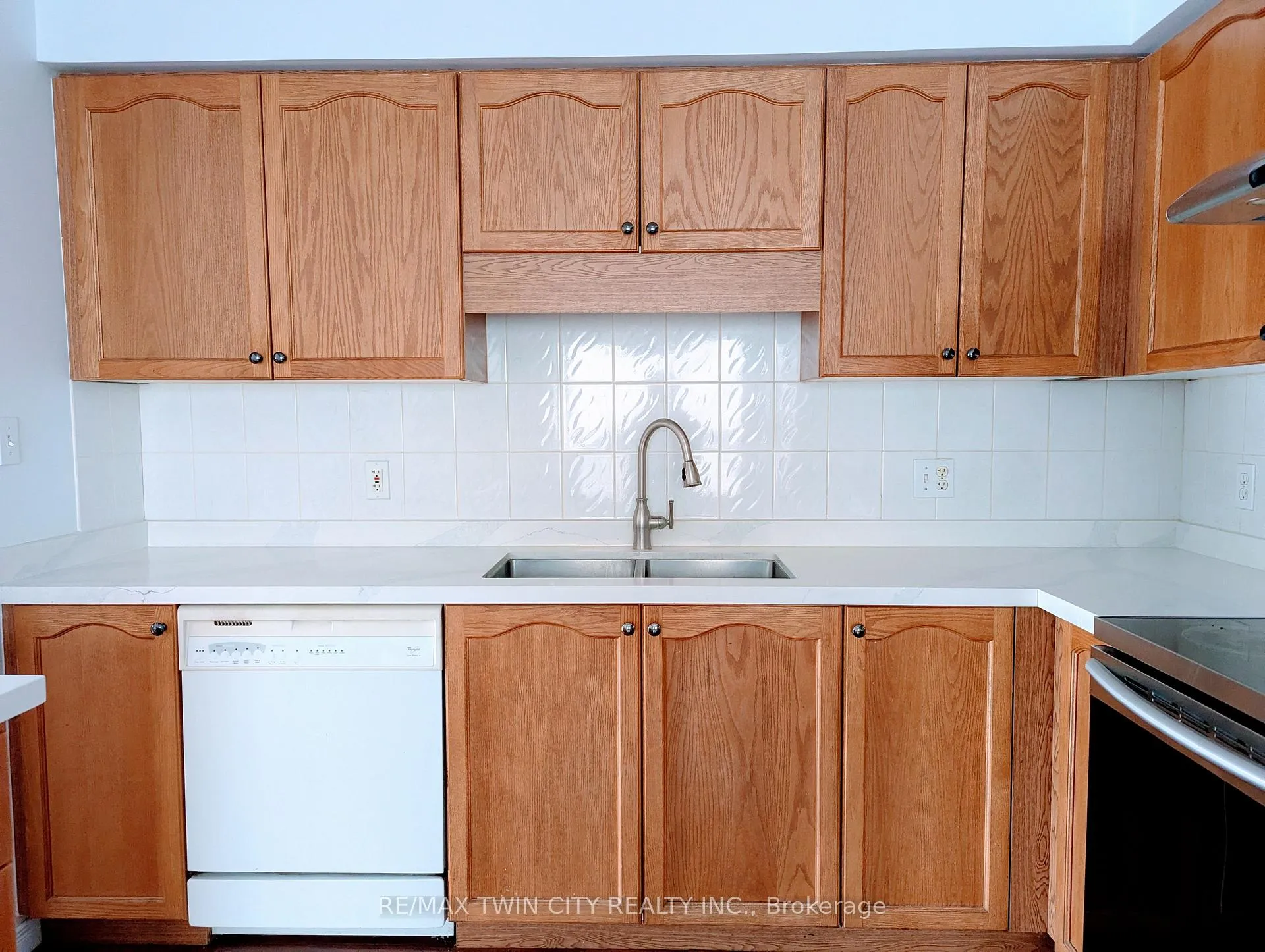 Photo 7 of 520 Chablis Drive, Waterloo — HOMEH