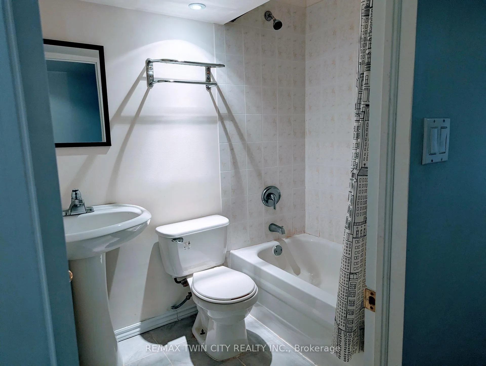 Photo 14 of 520 Chablis Drive, Waterloo — HOMEH