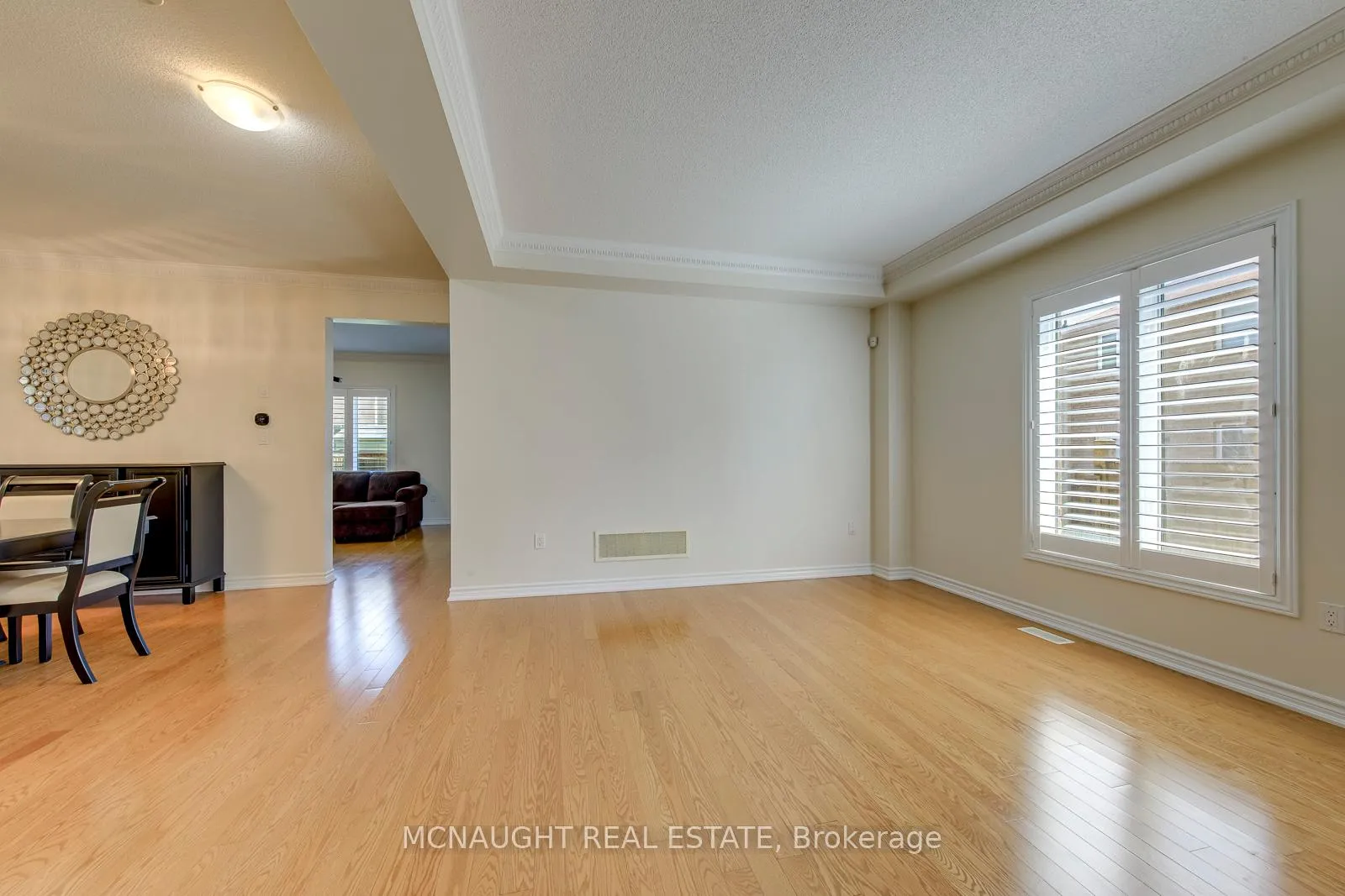 Photo 5 of 200 Bellchase Trail, Brampton, Bram East — HOMEH