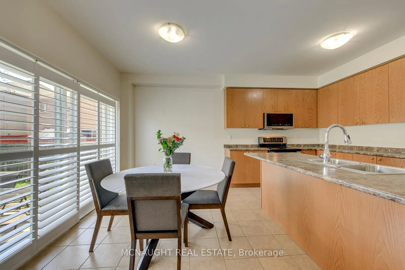Photo 10 of 200 Bellchase Trail, Brampton, Bram East — HOMEH