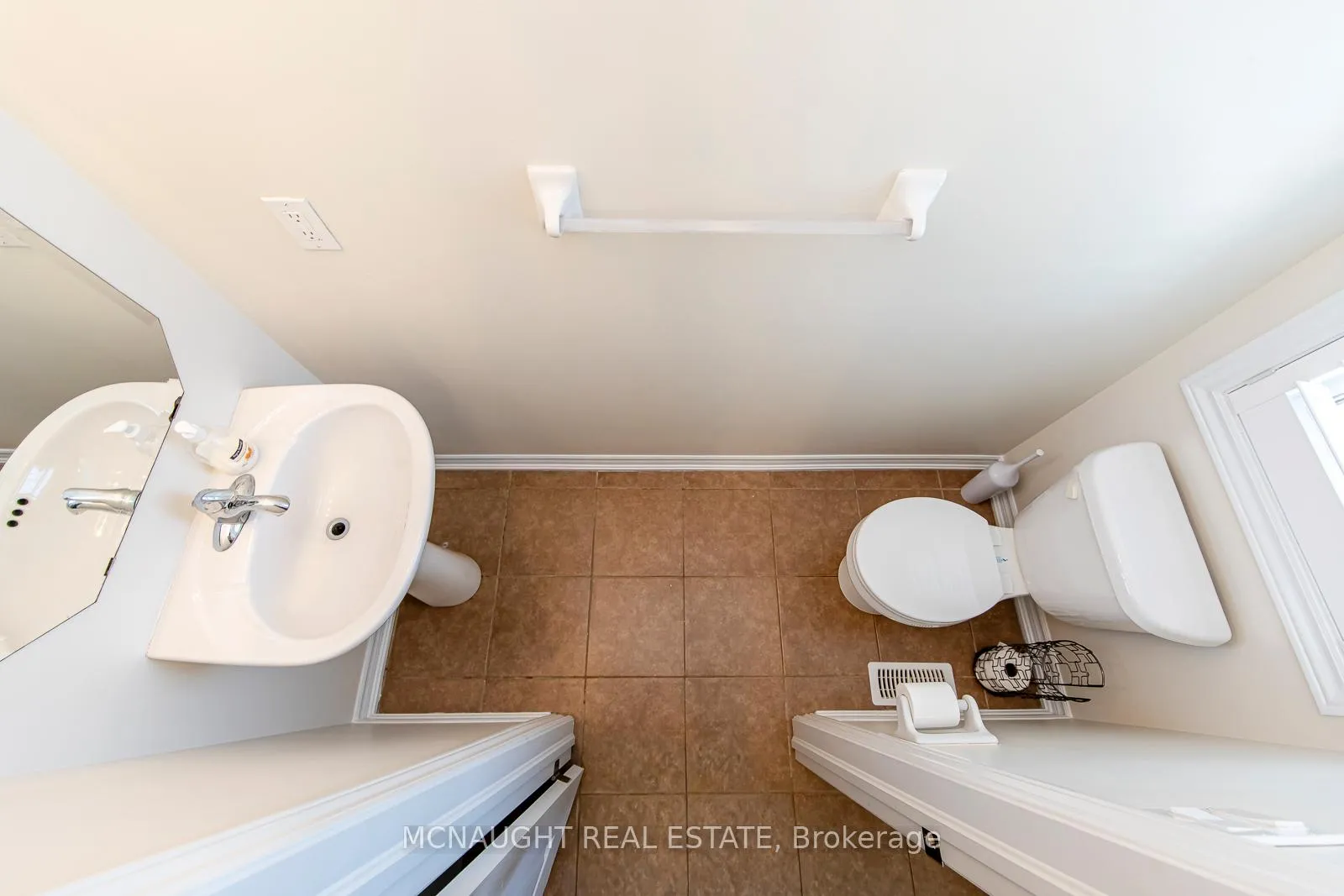 Photo 16 of 200 Bellchase Trail, Brampton, Bram East — HOMEH