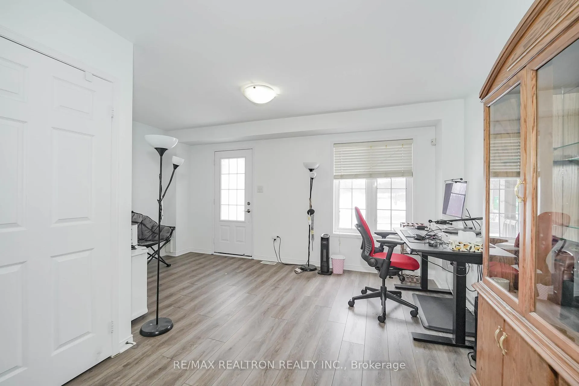 Photo 5 of 401 Rossland Road E, Ajax, Central East — HOMEH