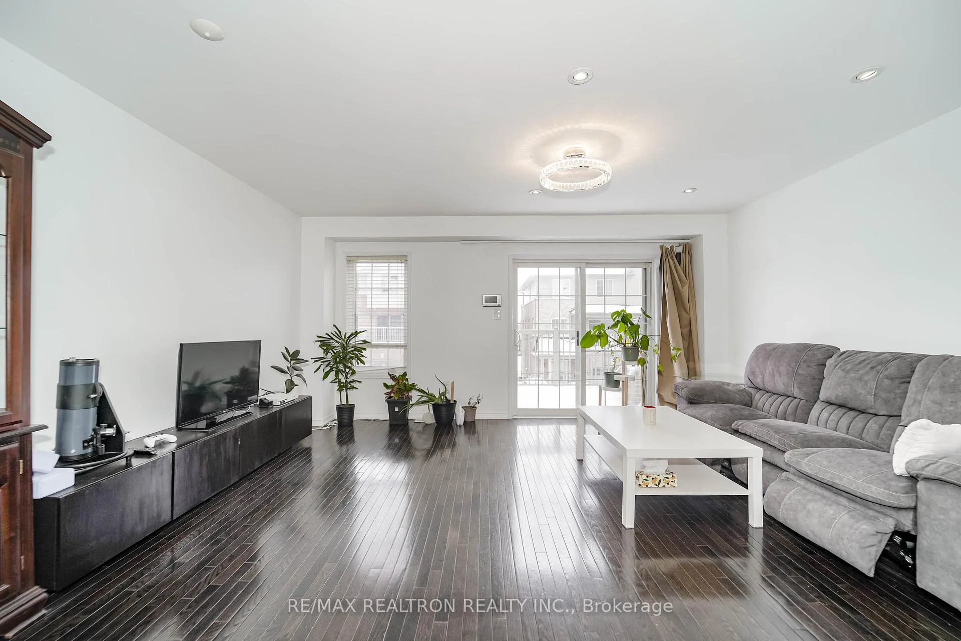 Photo 7 of 401 Rossland Road E, Ajax, Central East — HOMEH