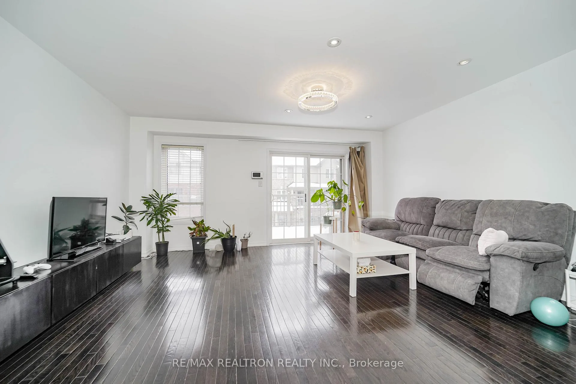 Photo 8 of 401 Rossland Road E, Ajax, Central East — HOMEH