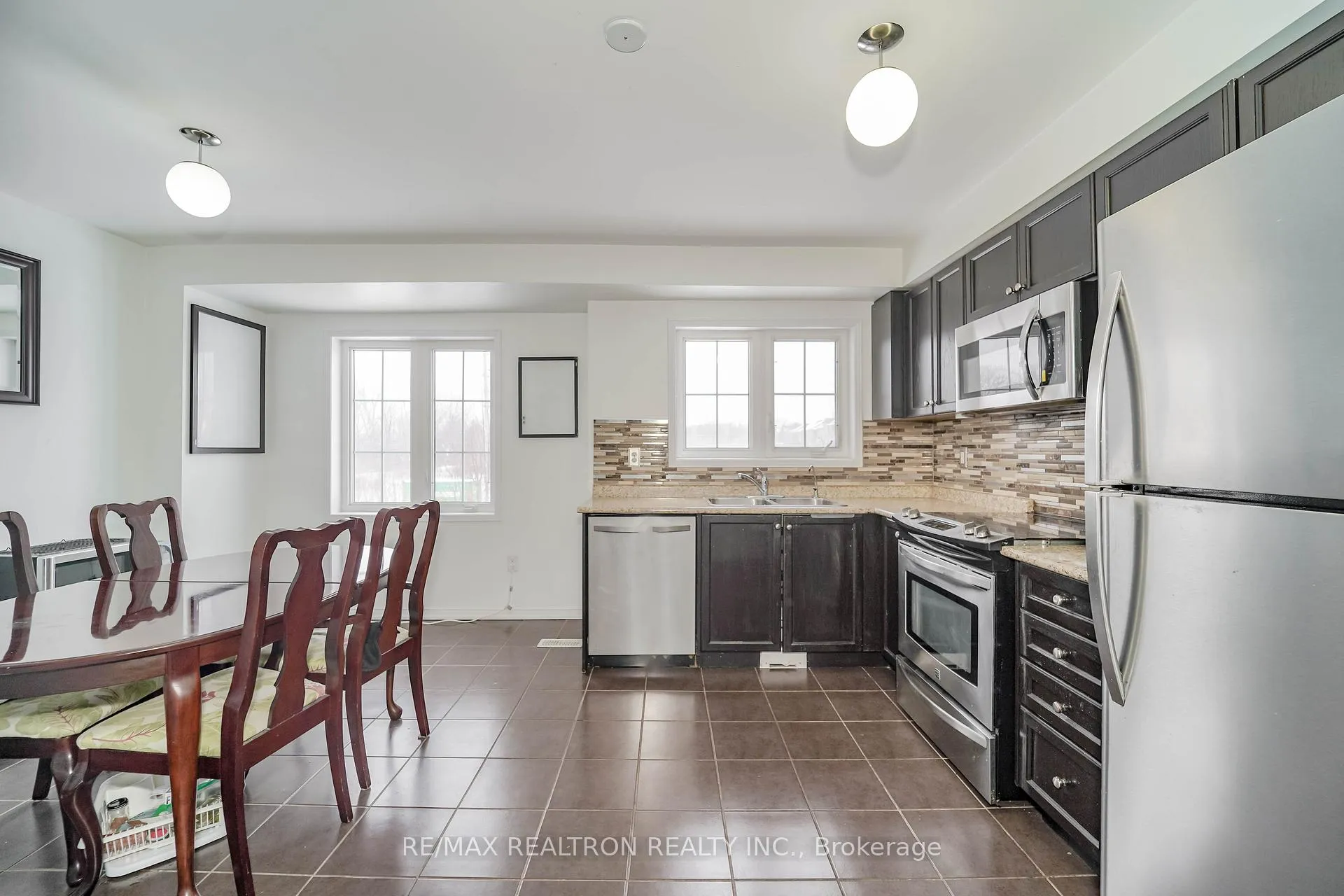 Photo 11 of 401 Rossland Road E, Ajax, Central East — HOMEH