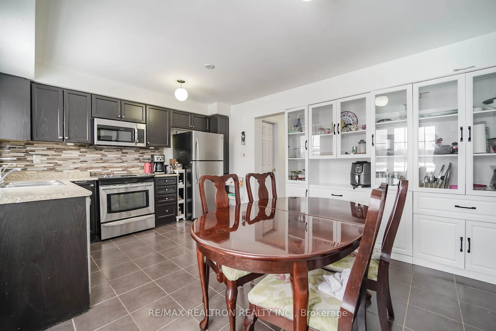 Photo 13 of 401 Rossland Road E, Ajax, Central East — HOMEH