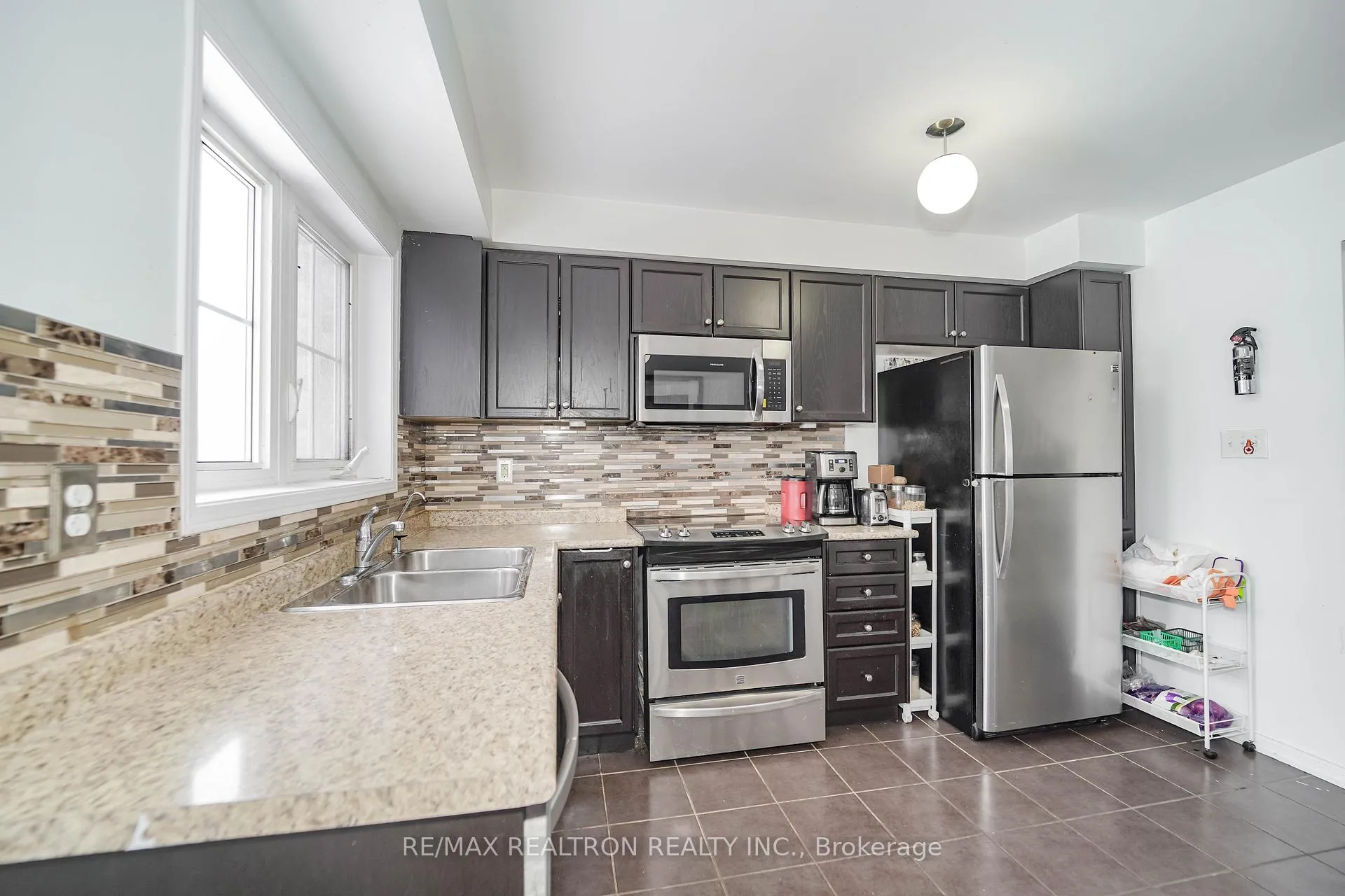 Photo 15 of 401 Rossland Road E, Ajax, Central East — HOMEH