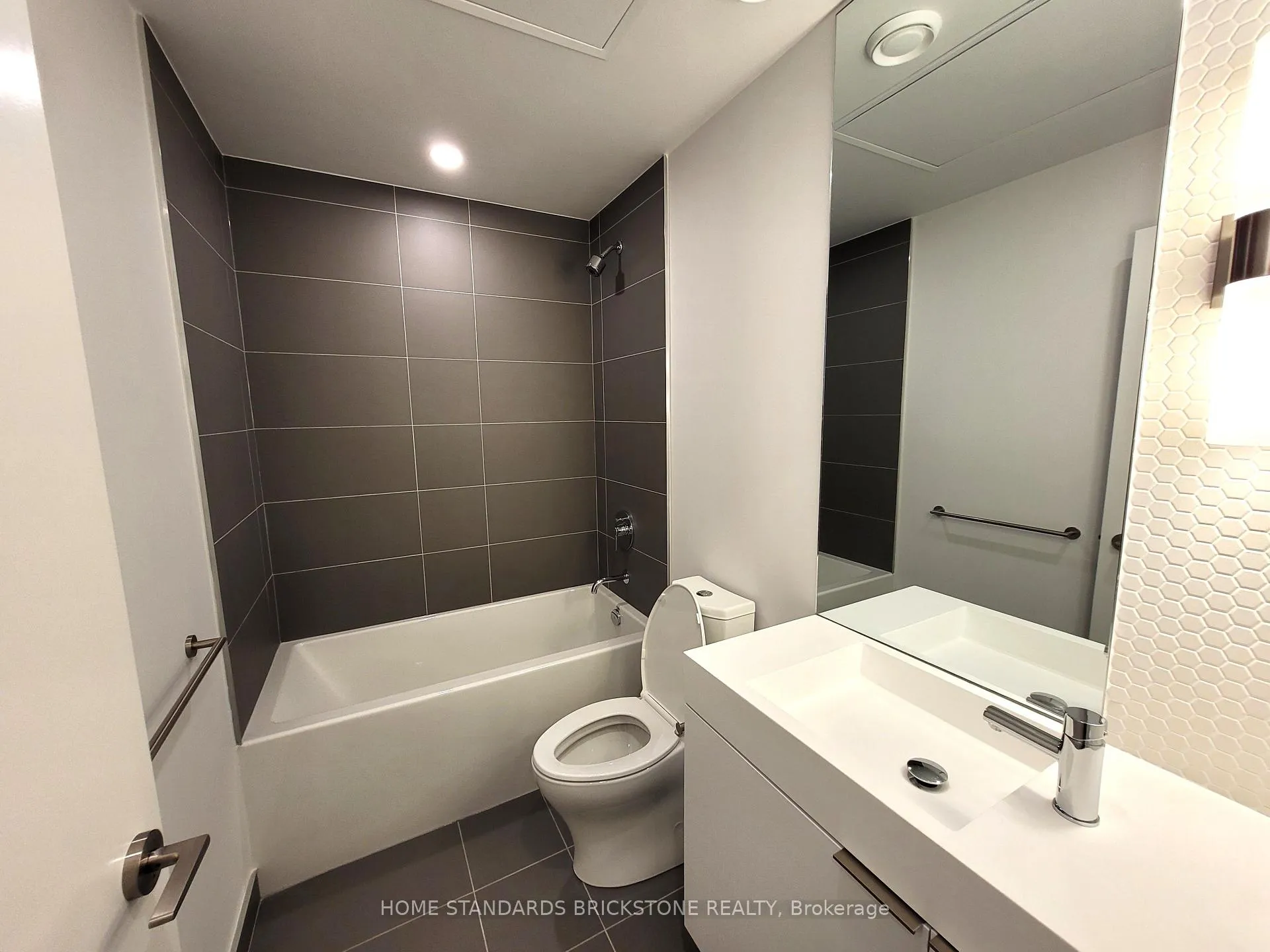 Photo 9 of Unit 1701, 33 Helendale Avenue, Toronto, Yonge-Eglinton — HOMEH