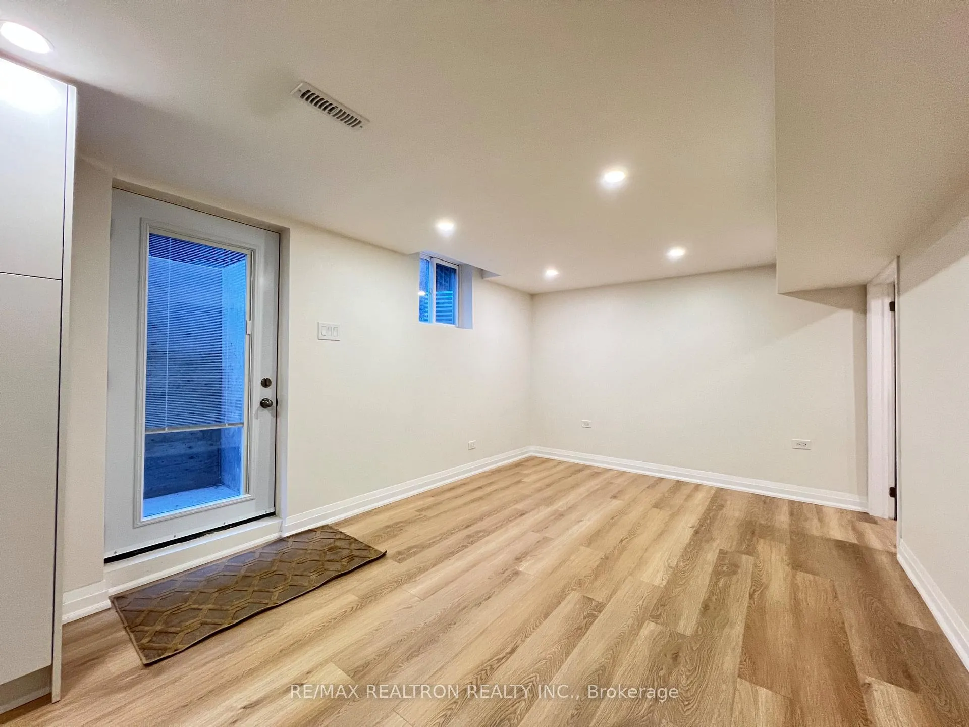 Photo 3 of 8 Trillium Drive, Aurora, Aurora Highlands — HOMEH
