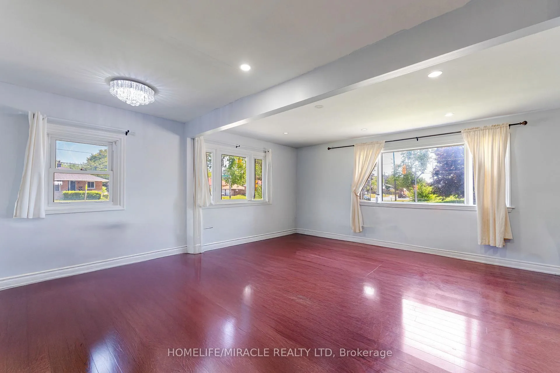 Photo 5 of 544 Adelaide Avenue W, Oshawa, Stevenson — HOMEH