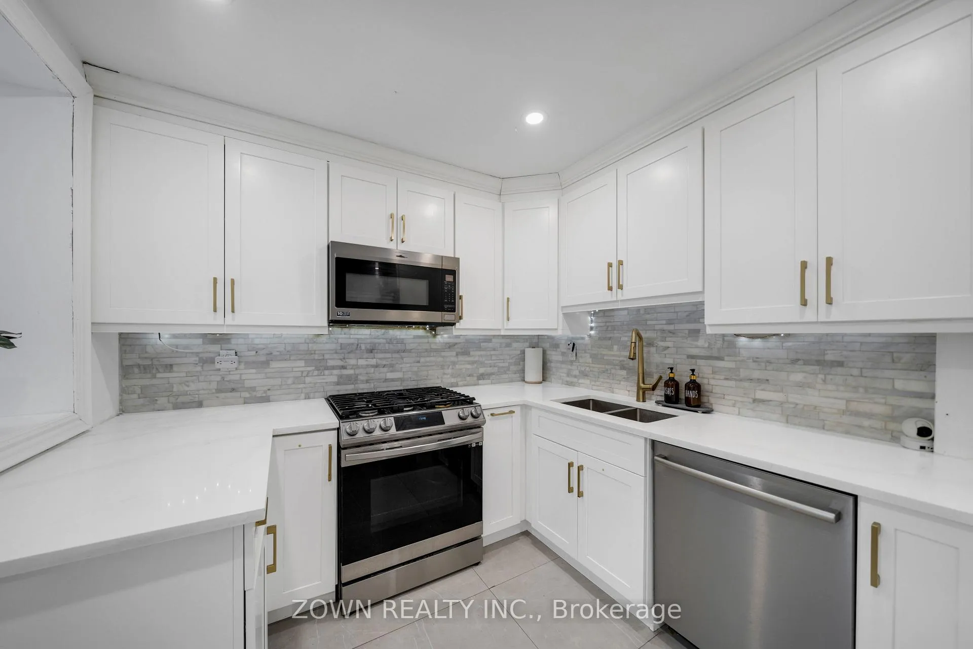 Photo 10 of 8312 Kipling Avenue, Vaughan, West Woodbridge — HOMEH