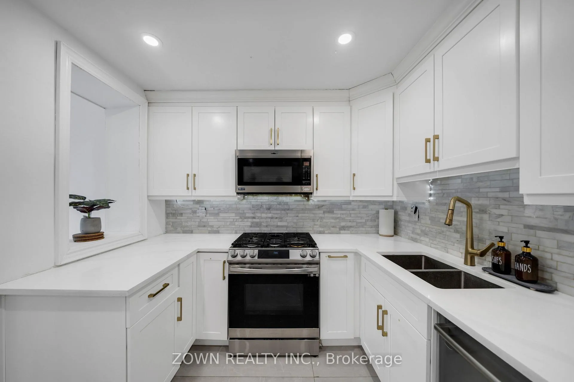 Photo 11 of 8312 Kipling Avenue, Vaughan, West Woodbridge — HOMEH