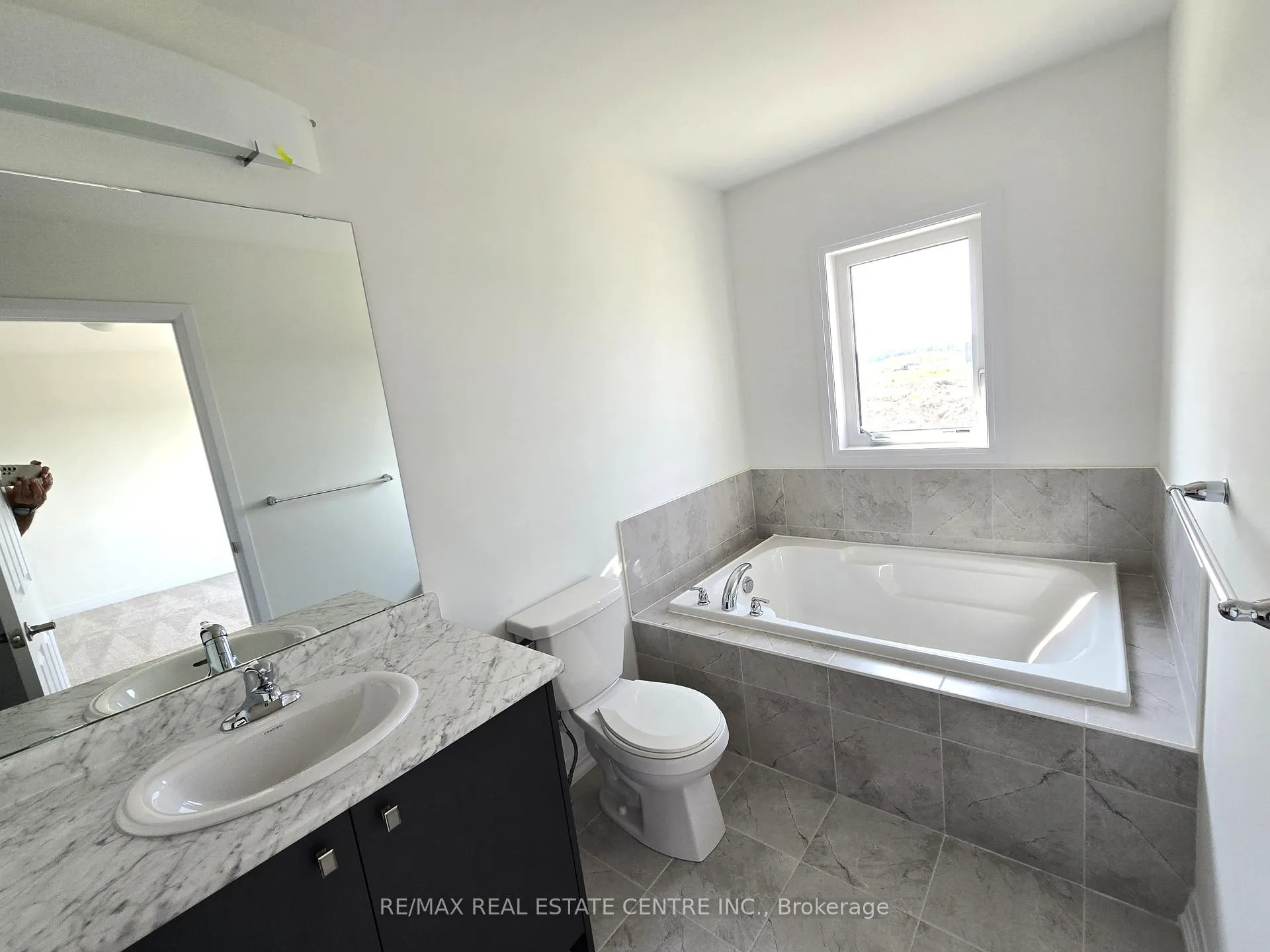 Photo 10 of 131 Brighton Lane, Thorold, Rolling Meadows — HOMEH