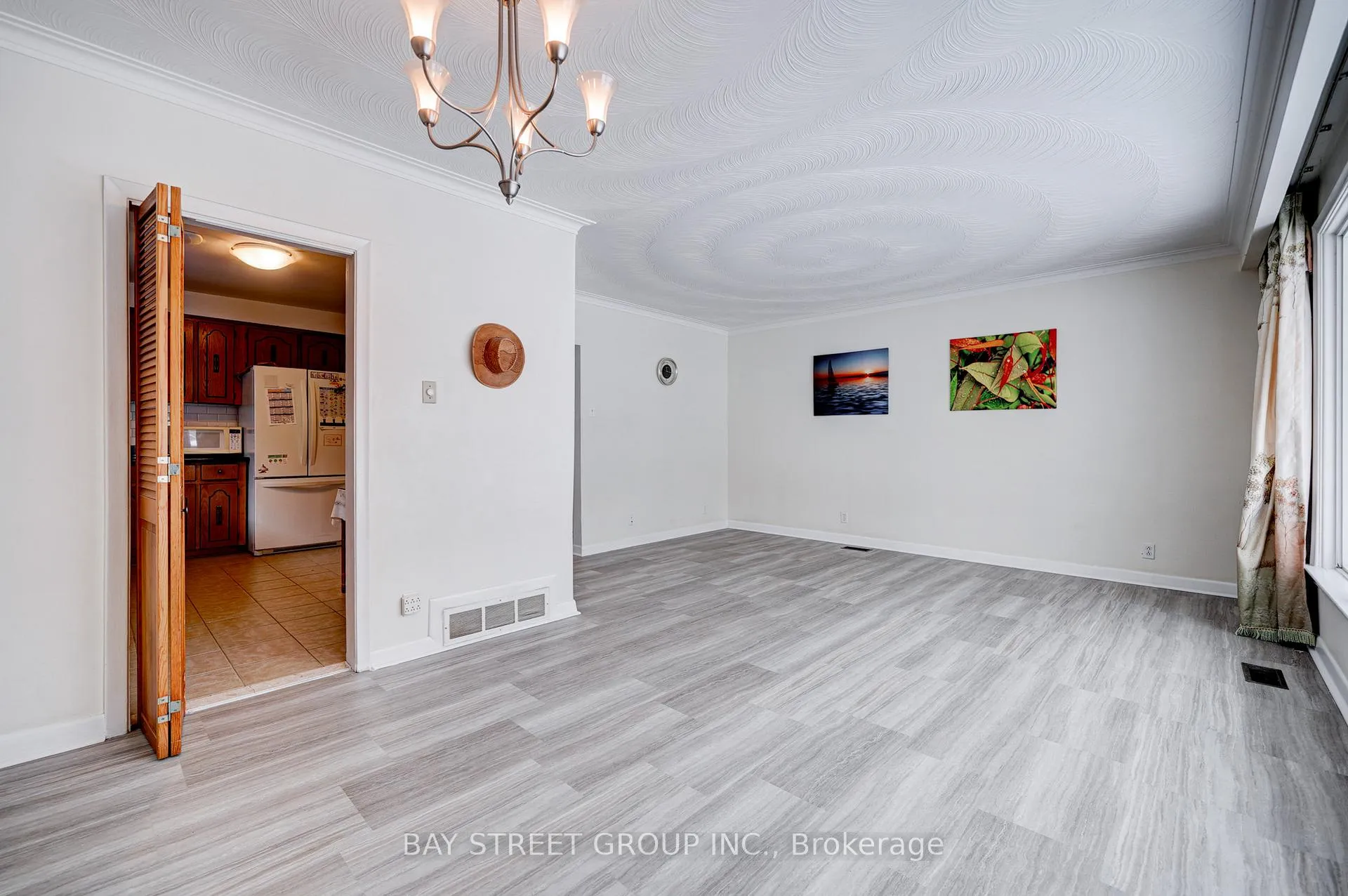 Photo 9 of 26 Benway Drive, Etobicoke, Rexdale-Kipling — HOMEH