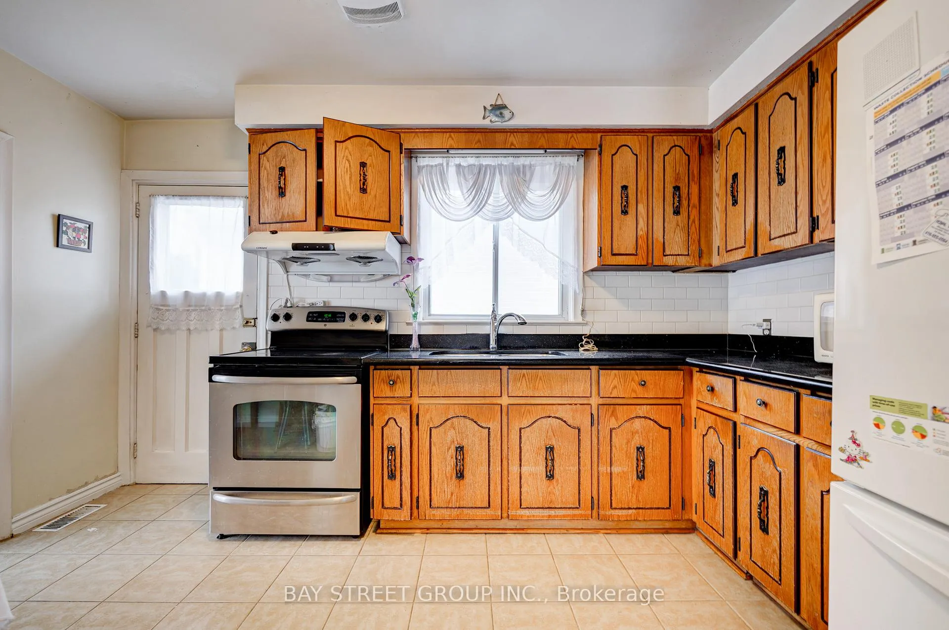 Photo 12 of 26 Benway Drive, Etobicoke, Rexdale-Kipling — HOMEH