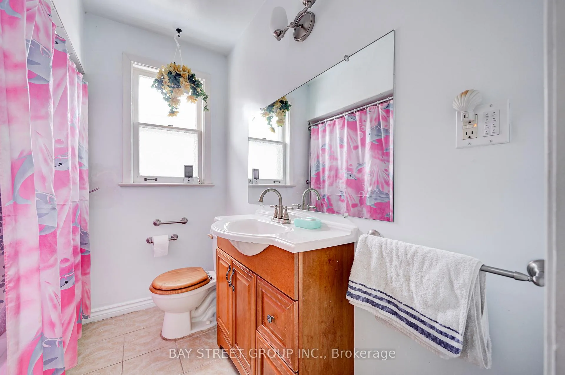 Photo 15 of 26 Benway Drive, Etobicoke, Rexdale-Kipling — HOMEH