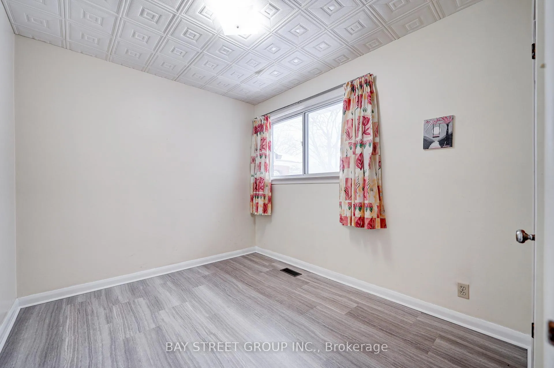 Photo 19 of 26 Benway Drive, Etobicoke, Rexdale-Kipling — HOMEH