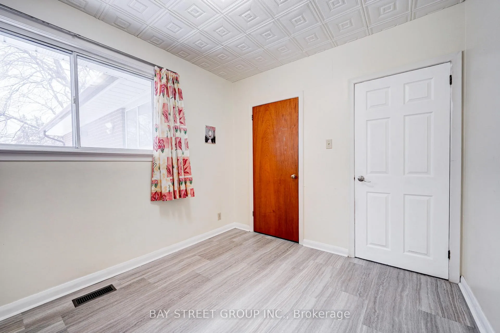 Photo 20 of 26 Benway Drive, Etobicoke, Rexdale-Kipling — HOMEH