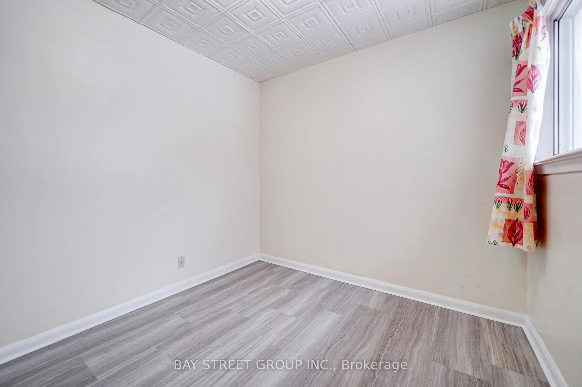 Photo 21 of 26 Benway Drive, Etobicoke, Rexdale-Kipling — HOMEH