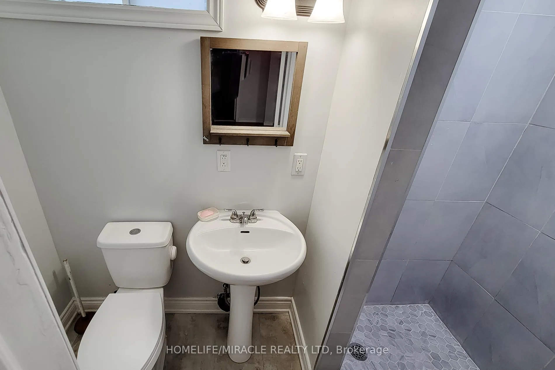 Photo 45 of 197 Cloverleaf Drive, Hamilton, Meadowlands — HOMEH