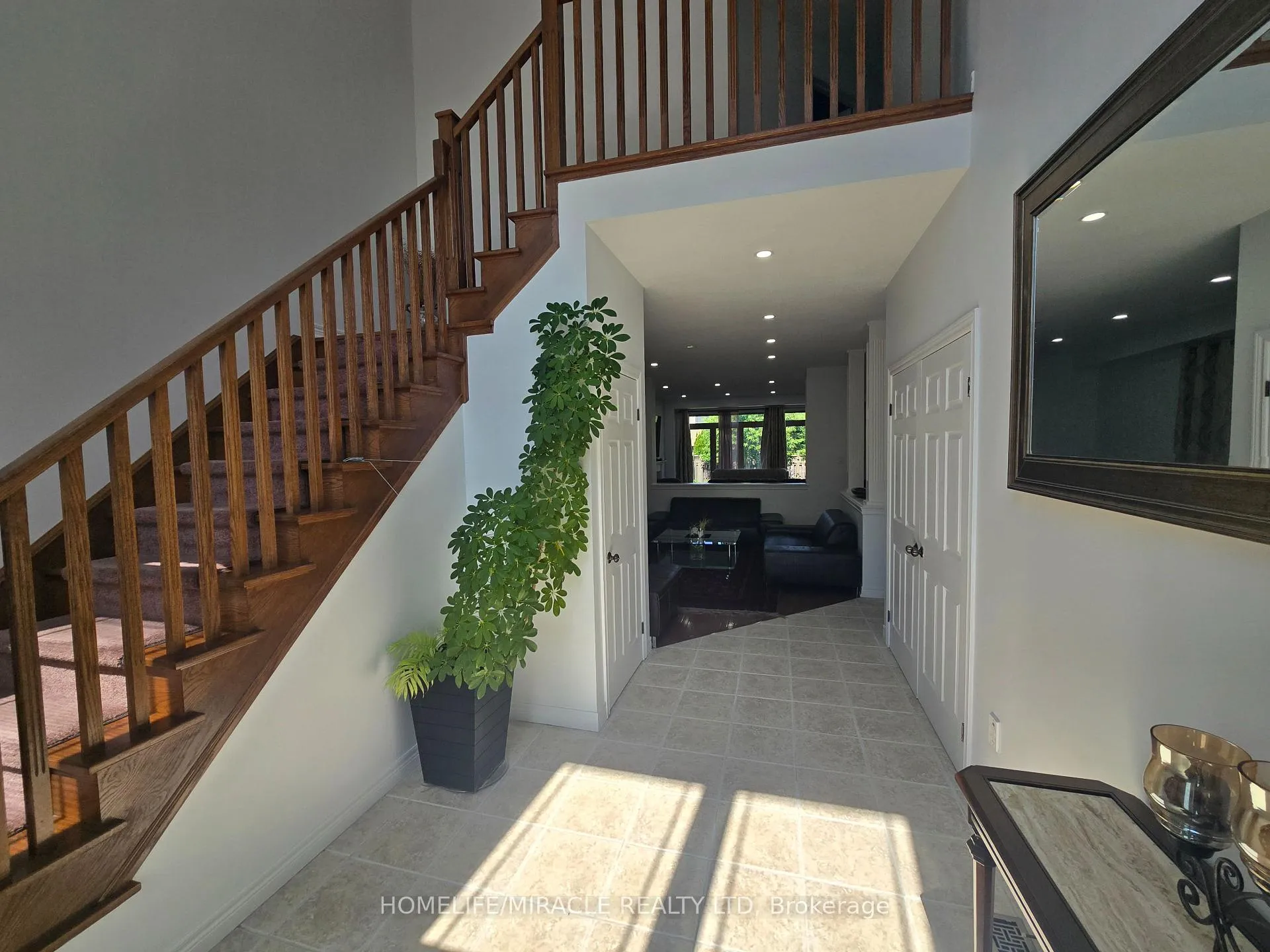 Photo 4 of 197 Cloverleaf Drive, Hamilton, Meadowlands — HOMEH