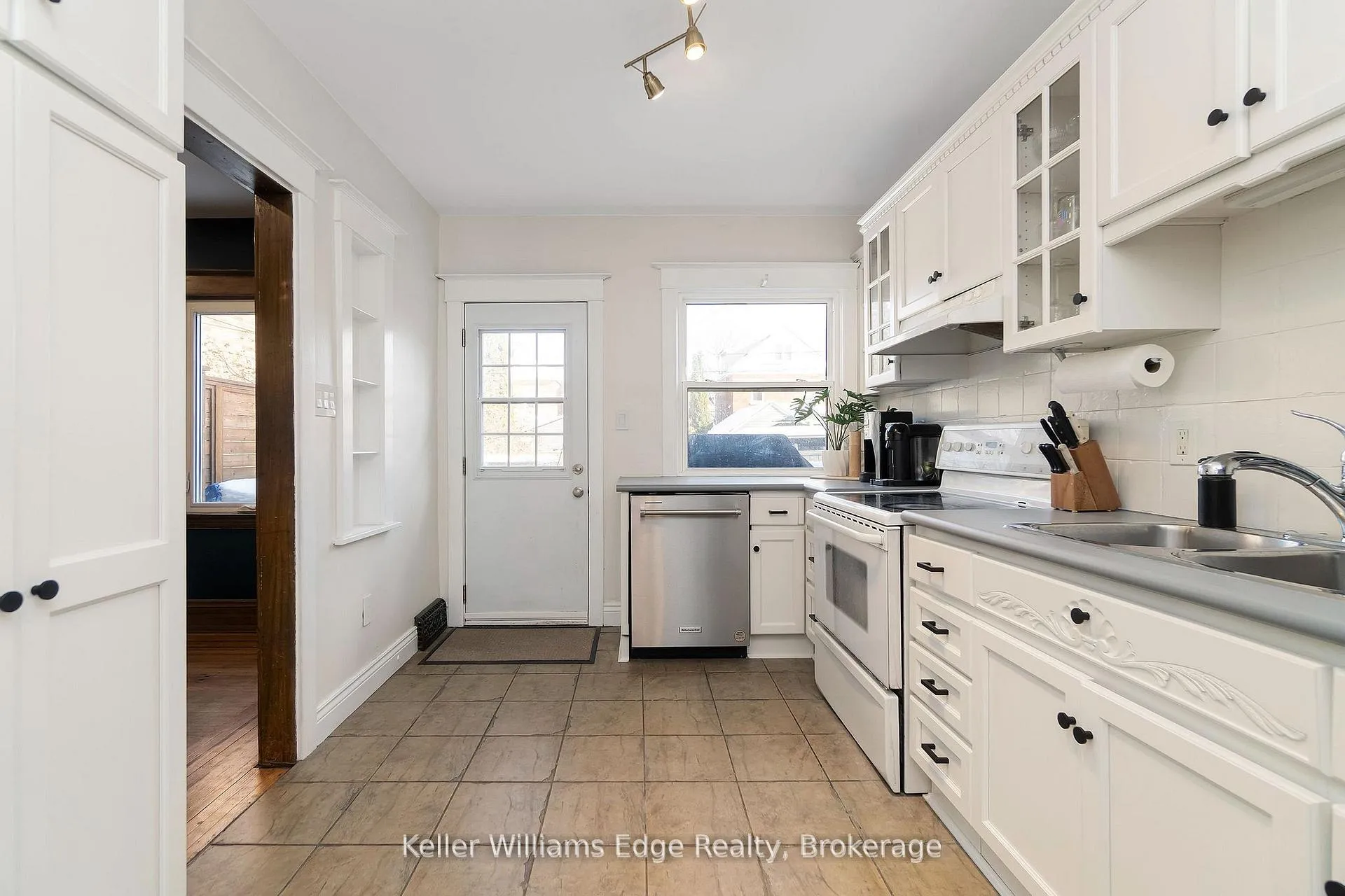 Photo 15 of 37 Wexford Avenue S, Hamilton, Delta — HOMEH