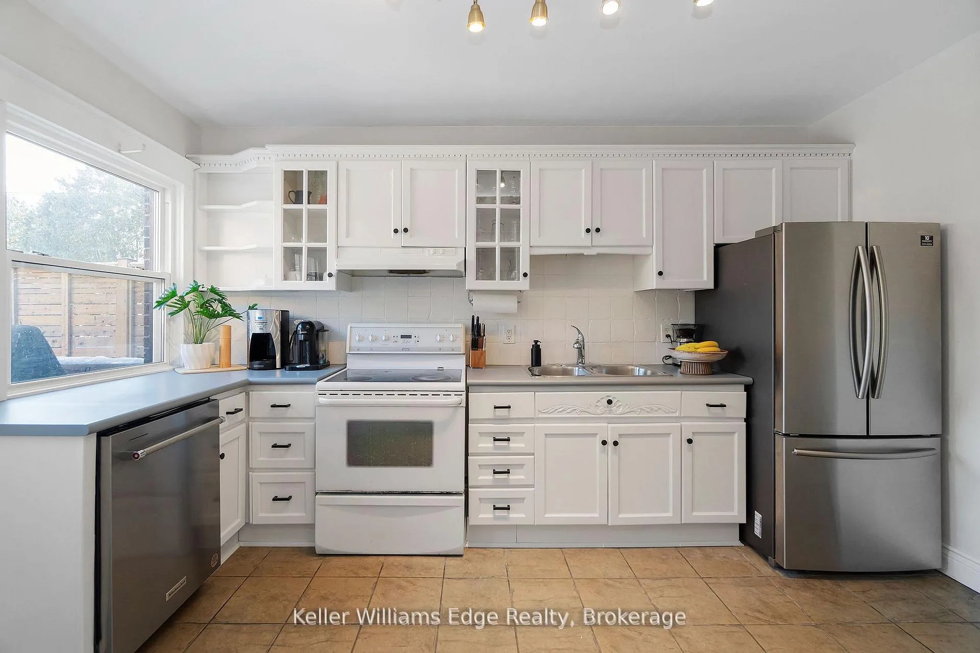Photo 17 of 37 Wexford Avenue S, Hamilton, Delta — HOMEH